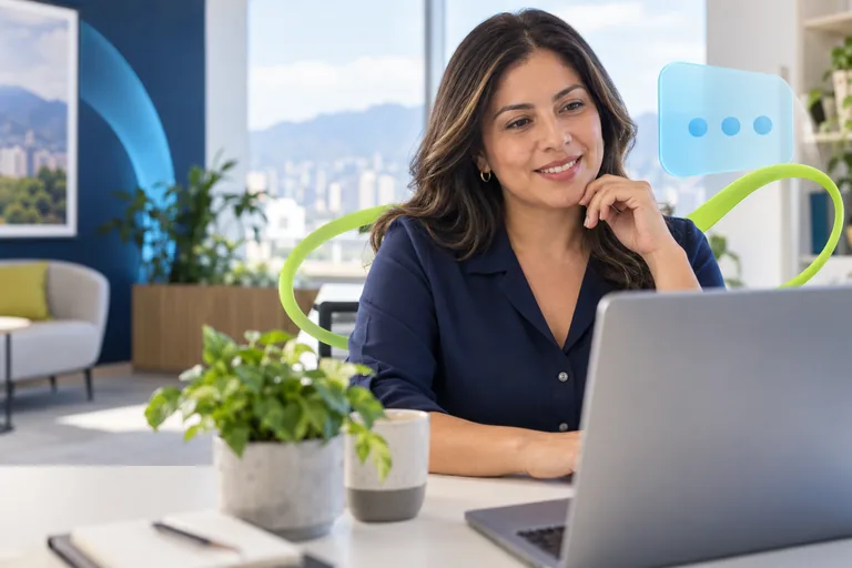 Escena ilustrativa de una asesora durante una conversación virtual desde su oficina.
